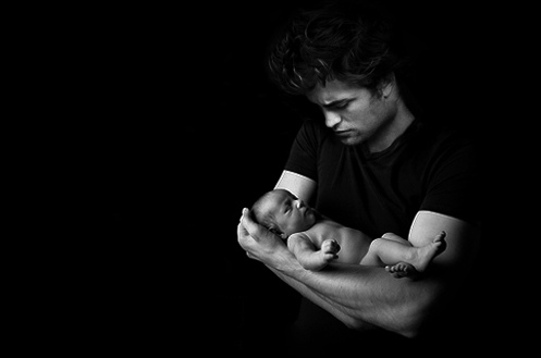 edward-cullen-holding-baby-renesmee[1].jpg